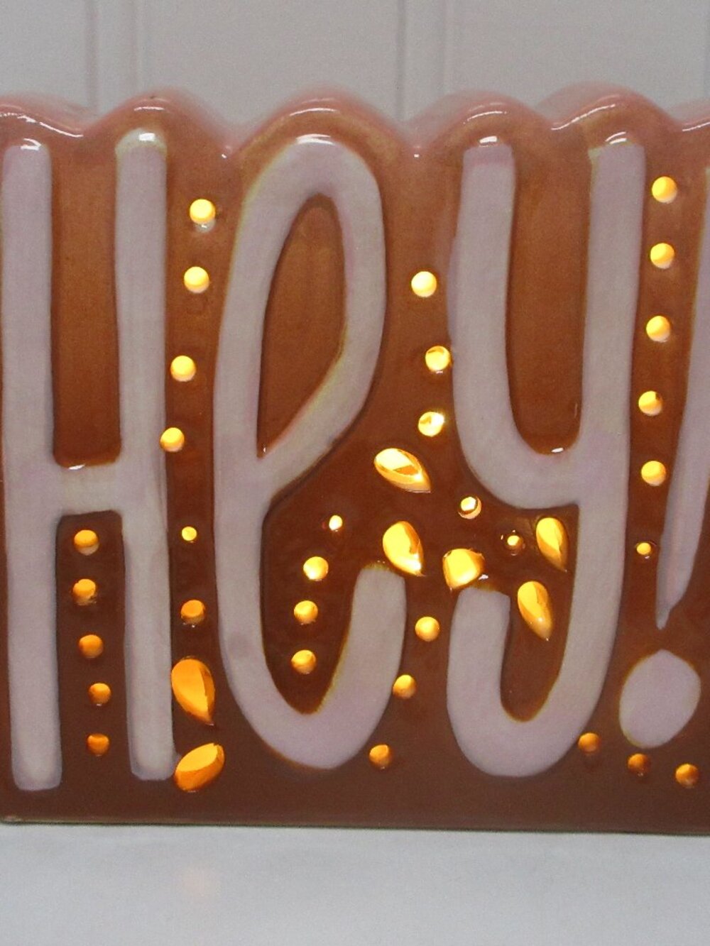 Tabletop Decor "Hey" Light-Up Ceramic Figurine With LED Lights Brown Pink New